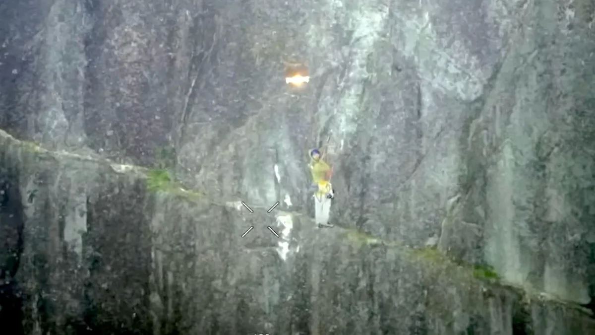两架无人机夜间向10英寸岩架攀登者投送绳索
